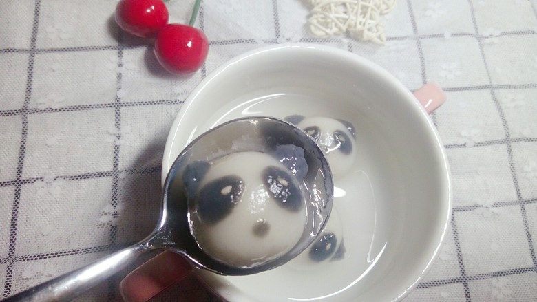 熊猫汤圆～幸福团团圆圆,水烧开后放入汤圆，待飘起来就可以出锅了
