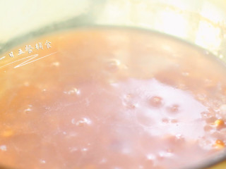 芡实糯米粥,再将糯米放入煮20分钟。中途搅拌几下以防粘锅。