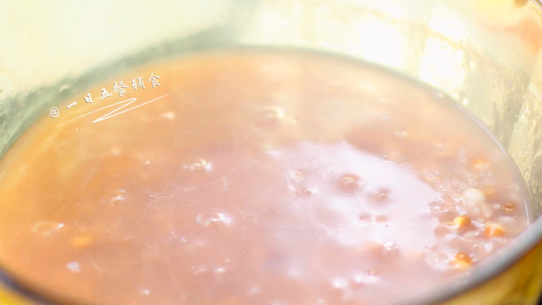 芡实糯米粥,再将糯米放入煮20分钟。中途搅拌几下以防粘锅。