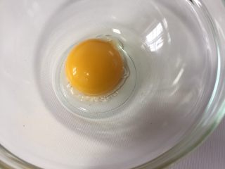 10分钟快手早餐系列篇（五）,取一个鸡蛋，蛋黄与蛋白分离