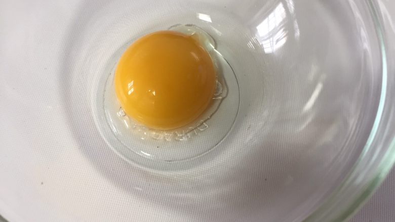 10分钟快手早餐系列篇（五）,取一个<a style='color:red;display:inline-block;' href='/shicai/ 9'>鸡蛋</a>，蛋黄与蛋白分离