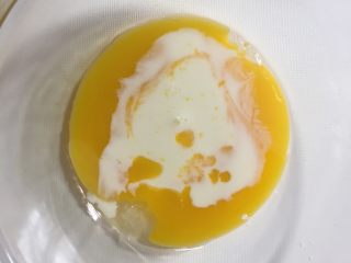10分钟快手早餐系列篇（五）,在蛋黄里加入牛奶搅拌均匀均匀