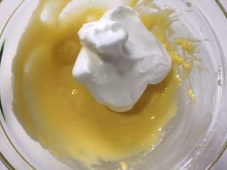 10分钟快手早餐系列篇（五）,取1/3的蛋白霜加入到蛋黄中搅拌均匀