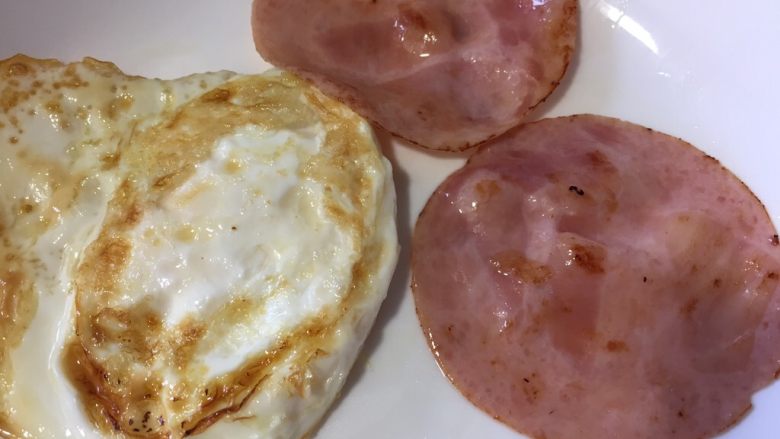 10分钟快手早餐系列篇（四）,鸡蛋和火腿盛出