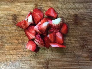 炫彩水果小元子,草莓洗净切成小丁