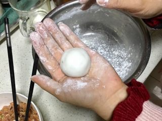 香菇肉馅汤圆,然后慢慢在手心里团圆，在干粉里面滚一遍防粘，放置一旁备用