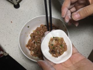 香菇肉馅汤圆,用手将糯米团延展开，包馅