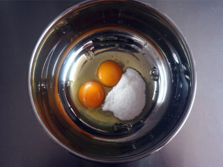 不一样的元宵，球形小蛋糕,将2个全蛋，细砂糖同放入打蛋盆中。
