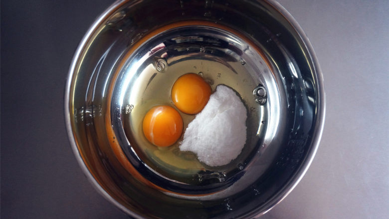 不一样的元宵，球形小蛋糕,将2个全蛋，细砂糖同放入打蛋盆中。
