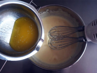 不一样的元宵，球形小蛋糕,黄油隔水融化后加入蛋液中，搅打融合。
