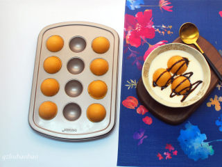 不一样的元宵，球形小蛋糕,将酸奶装入碗中，放入球形小蛋糕，淋上巧克力酱，即可品尝。