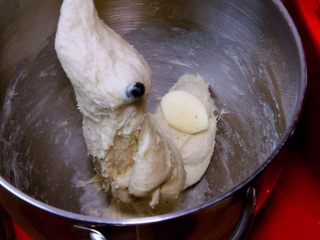花色豆沙面包+一次发酵,继续搅打。