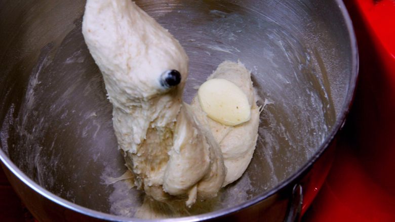 花色豆沙面包+一次发酵,继续搅打。