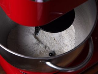 花色豆沙面包+一次发酵,启动厨师机搅拌一下，使粉类混合。