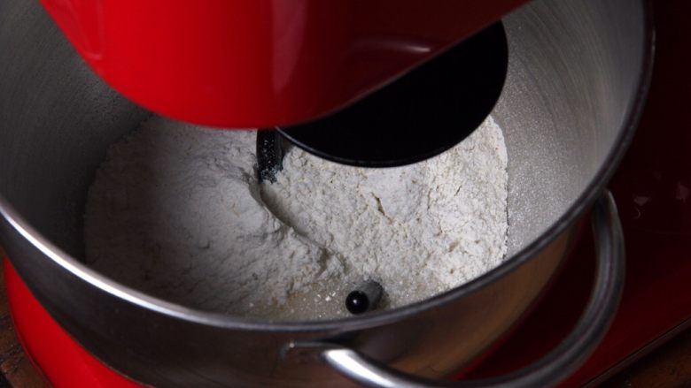 花色豆沙面包+一次发酵,启动厨师机搅拌一下，使粉类混合。