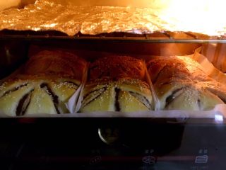 花色豆沙面包+一次发酵,烘烤期间不要离开烤箱，上色满意加盖锡纸。