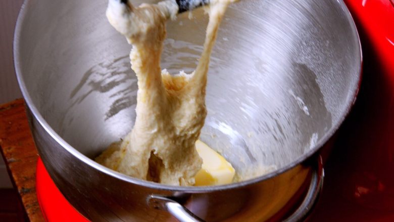 花色豆沙面包+一次发酵,检查硬湿度，加入黄油。