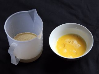 花色豆沙面包+一次发酵,温水37度左右，加入发酵粉，鸡蛋打散。