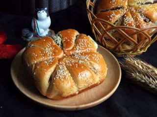 花色豆沙面包+一次发酵,漂亮的面包就出来了，我的早餐就是这个面包。