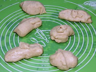 花色豆沙面包+一次发酵,分成6个剂子，每个剂子85克。