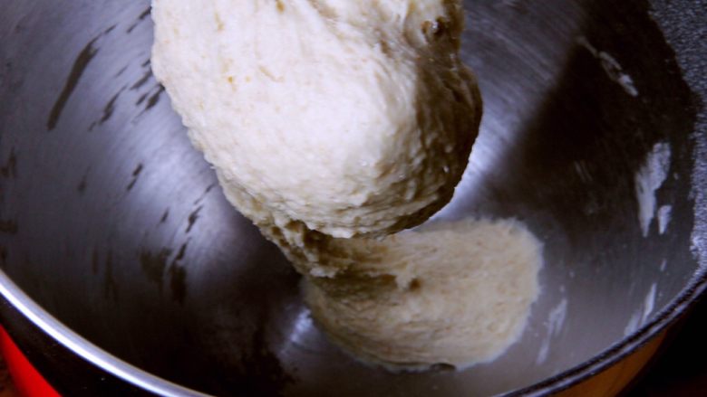 花色豆沙面包+一次发酵,厨师机用二档速度搅拌。