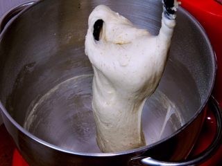 花色豆沙面包+一次发酵,加入黄油再次搅拌20分钟。