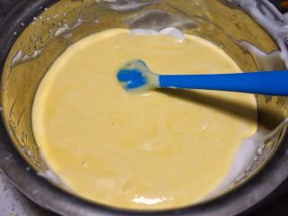 贝壳小蛋糕,把蛋黄糊反倒回剩下的2/3蛋白里，翻拌均匀
