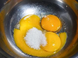 贝壳小蛋糕,蛋清分离，把一半的糖加到三个蛋黄里。