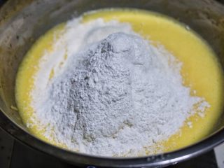 贝壳小蛋糕,筛入低粉和糯米粉拌匀