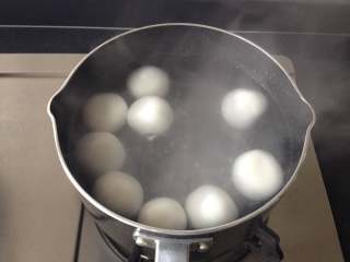 元宵节-脏脏小汤圆,放入开水锅里煮至浮起，再煮1-2分钟