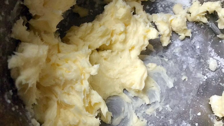 网红黄油小花曲奇,软化好的黄油加入一克盐打蛋器开中高速打发