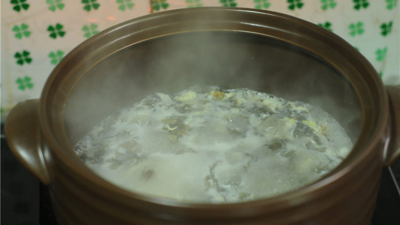 手撕茄子,撒入虾皮和鸡蛋液，用筷子快速划散后加盐调味