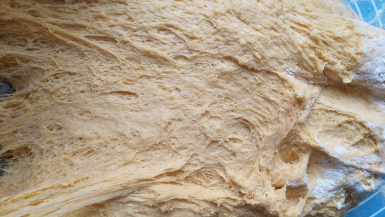 酒酿发酵馒头，豆沙包,饧发好的面团有气孔，图示这样。一般饧发这样，春秋7~8小时，夏季4小时，冬季10小时。