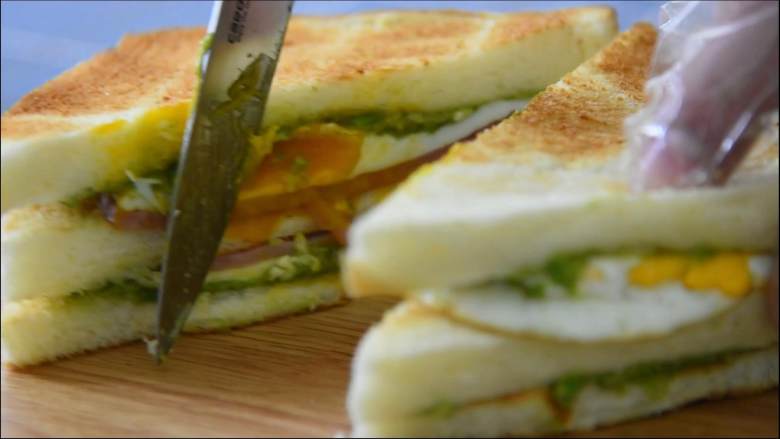 饱含牛油果清香的三明治，每一口都回味无穷,对半切开。