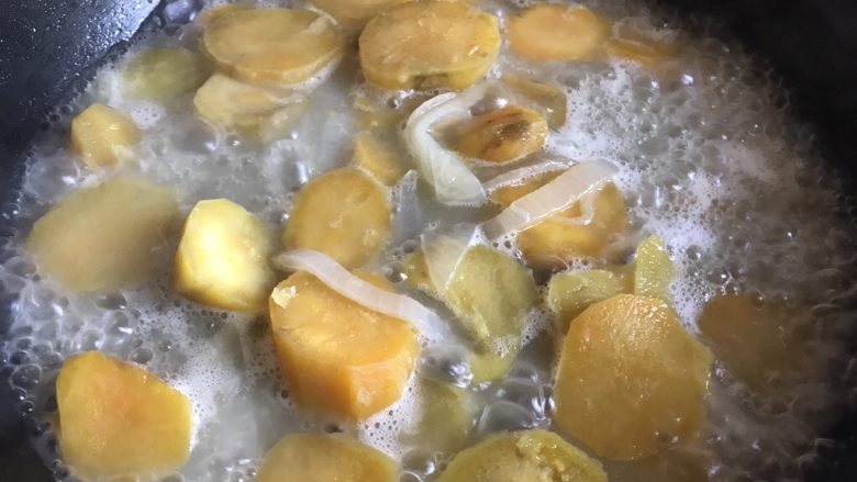 红薯浓汤,煮至红薯熟透
