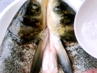 双色剁椒鱼头,鱼头洗干净沥汗水，放入盘子，均匀的在鱼身上抹上3g盐，腌制一会