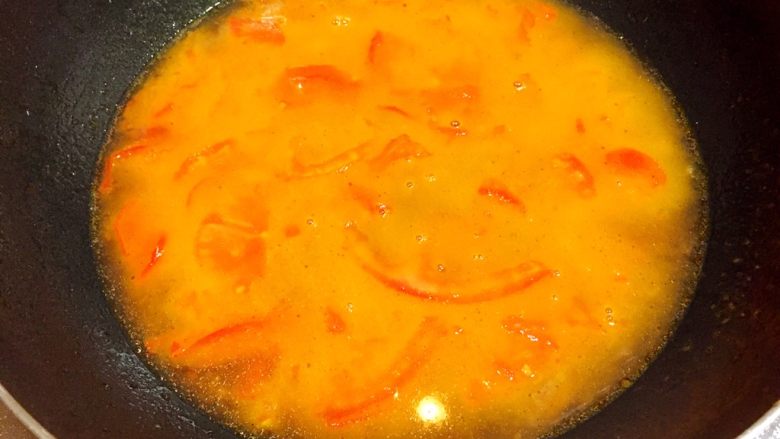酸汤肥牛（番茄浓汤版）,加入适量清水煮开后转小火煮10分钟。