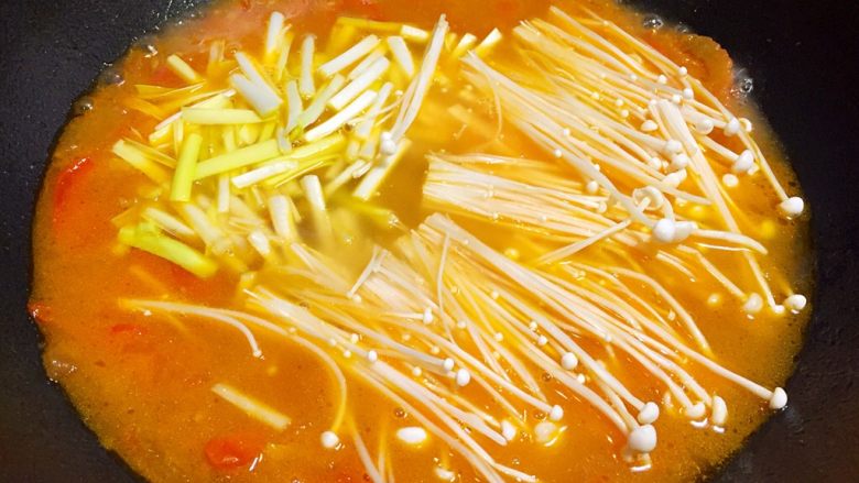 酸汤肥牛（番茄浓汤版）,接着放入韭黄和金针菇煮开。