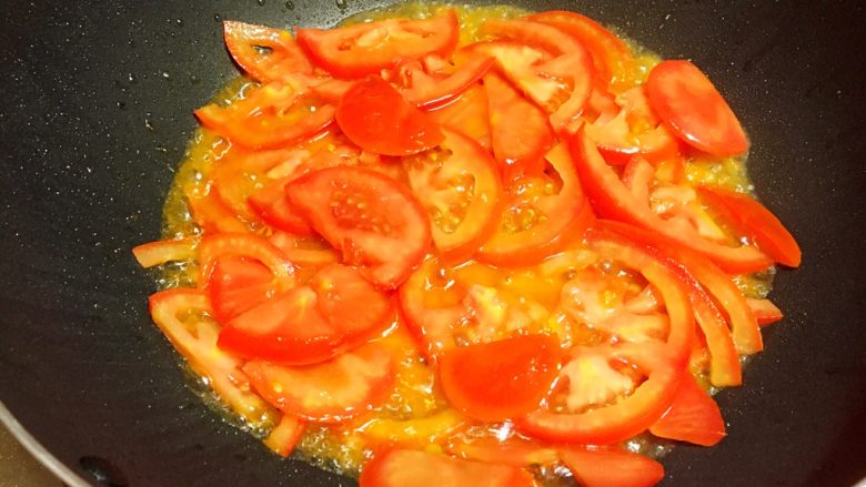酸汤肥牛（番茄浓汤版）,倒入番茄炒至软烂。