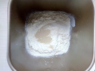 炼奶辫子面包,把面团部分中除黄油以外的所有材料称量好，放入容器中。