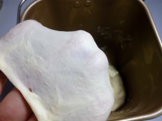 炼奶辫子面包,启动揉面程序，揉至可以拉出大片厚膜的状态。