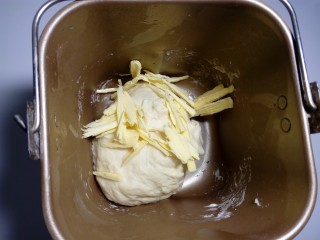 炼奶辫子面包,加入黄油继续揉至扩展阶段。
