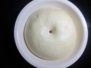 炼奶辫子面包,发酵至约2倍大左右，用手指蘸粉后戳孔不回弹也不会塌陷，就完成了基础发酵，也就是我们常说的一发。
