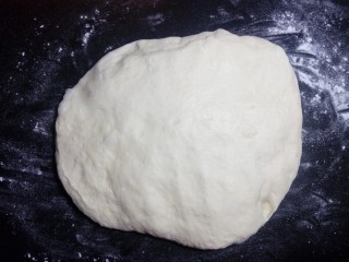 炼奶辫子面包,将发酵好的面团取出，轻压排气。
