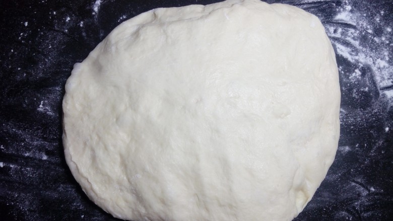 炼奶辫子面包,将发酵好的面团取出，轻压排气。