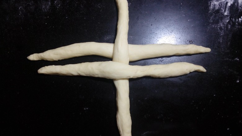炼奶辫子面包,以三根为一组，按照图示方法编辫子。
