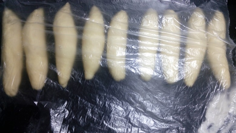 炼奶辫子面包,可能一次不能把面团搓到需要的长度，几根轮换着搓。