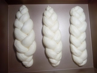 炼奶辫子面包,发至1.5至2倍大即可，发太大不易保持住形状。在表面轻刷蛋液，不刷也可以。