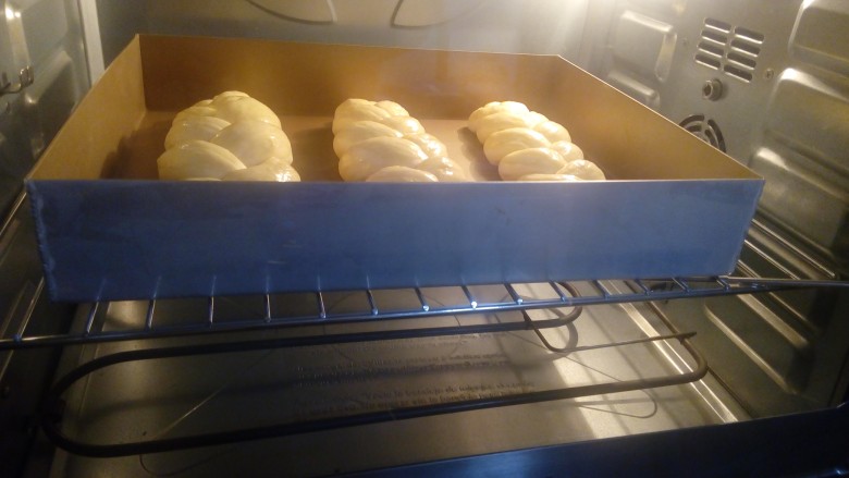 炼奶辫子面包,放入充分预热好的烤箱。烤箱中层，上下火180度，20～25分钟，根据所编辫子的厚度调整烘烤时
间，上色满意时盖锡纸。