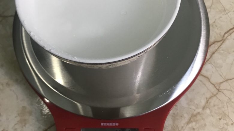 爽口豌豆凉粉,豌豆淀粉放入碗中 加100克清水